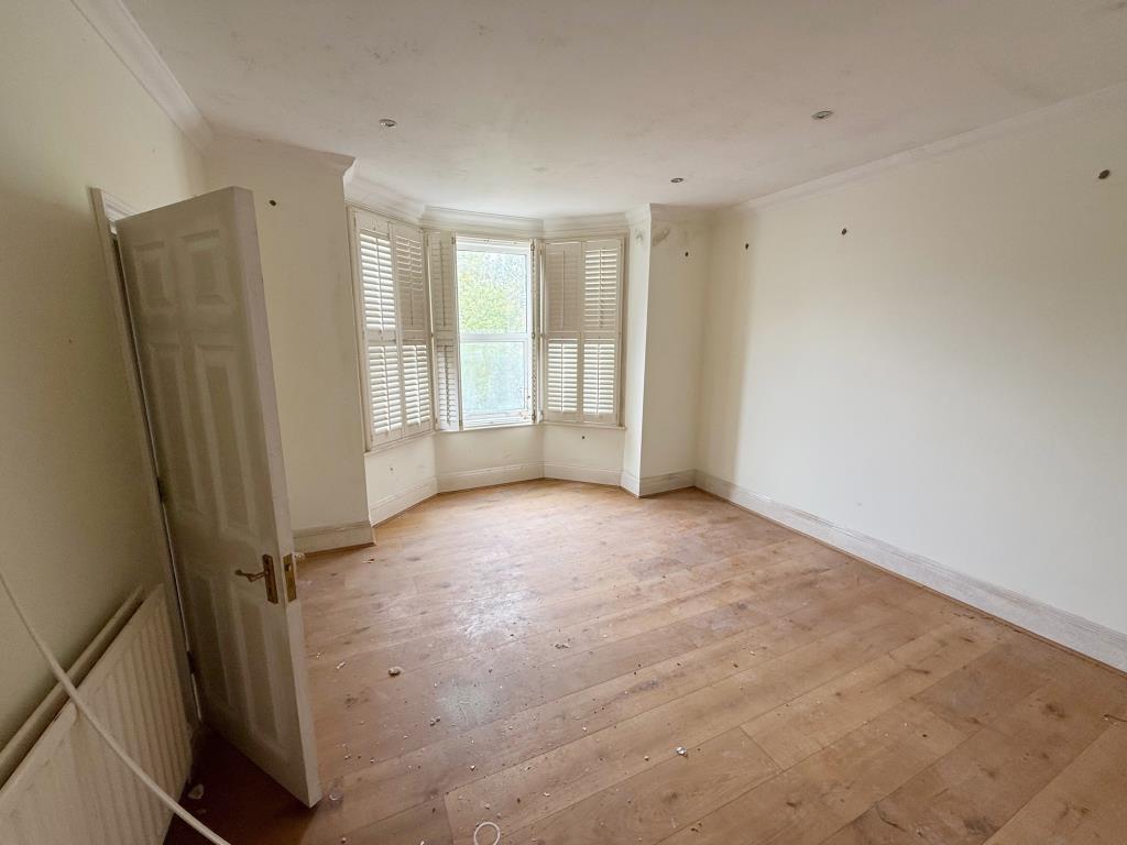 Lot: 148 - FORMER HMO WITH PLANNING FOR CONVERSION TO FLATS - First floor room with bay window